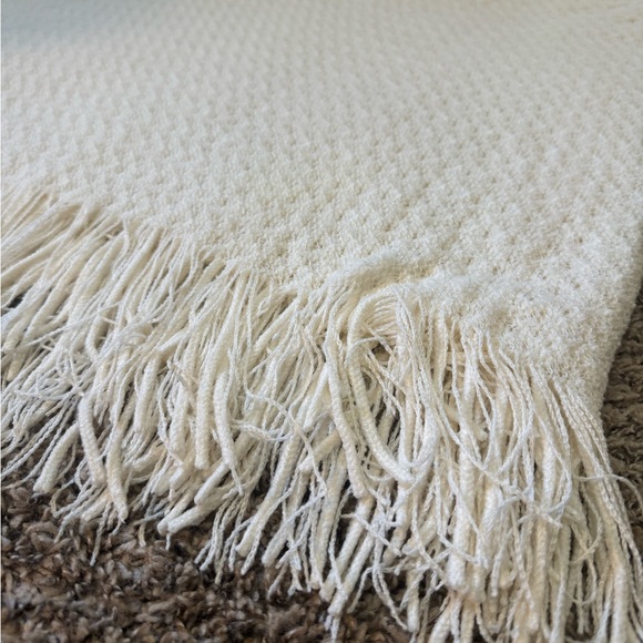 NWOT Cream Thin Decor Throw Blanket - Picture 4 of 15